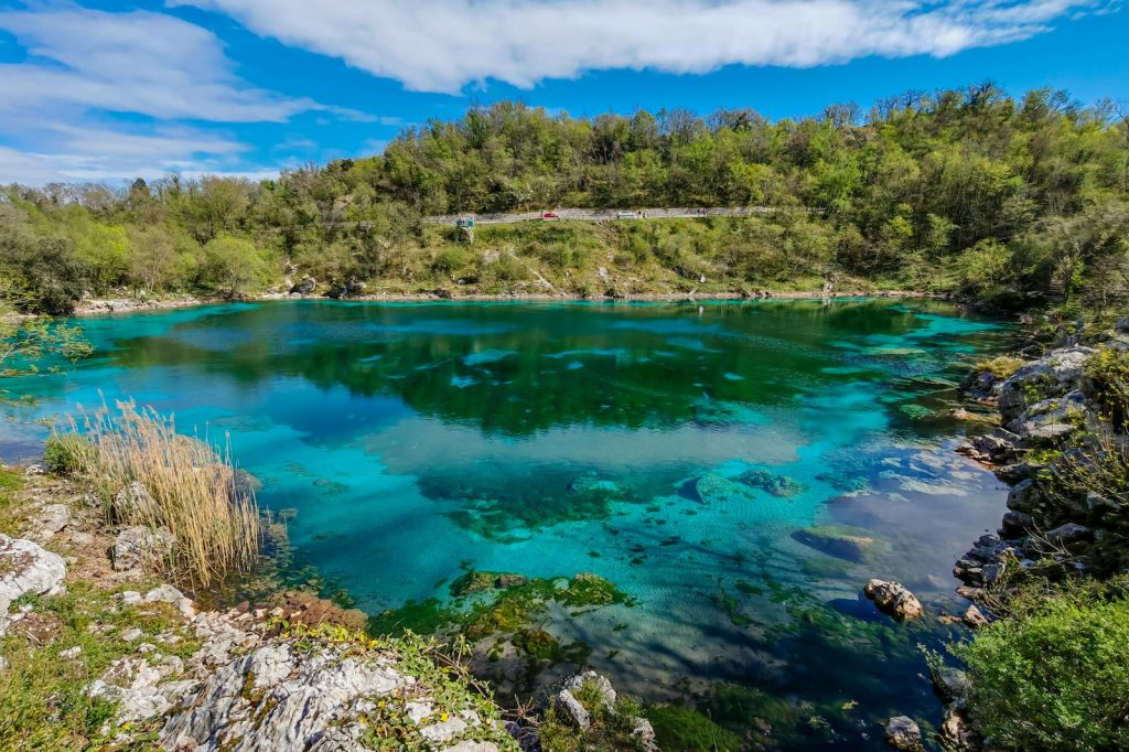 Omiš i kanion Cetiny – miejsce, gdzie Chorwacja nagle robi się górska