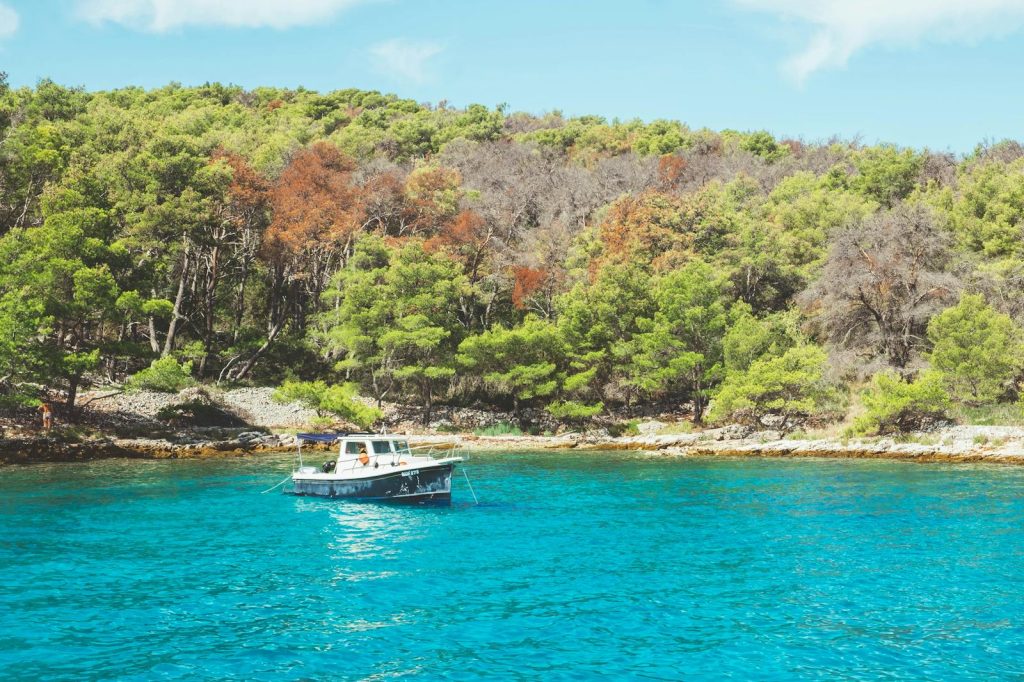Hvar i wyspy Pakleni – kolor wody, który wygląda „nierealnie”