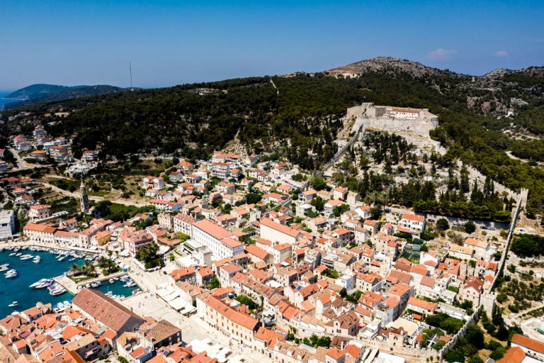 Wyspa Hvar — miejscowość i port