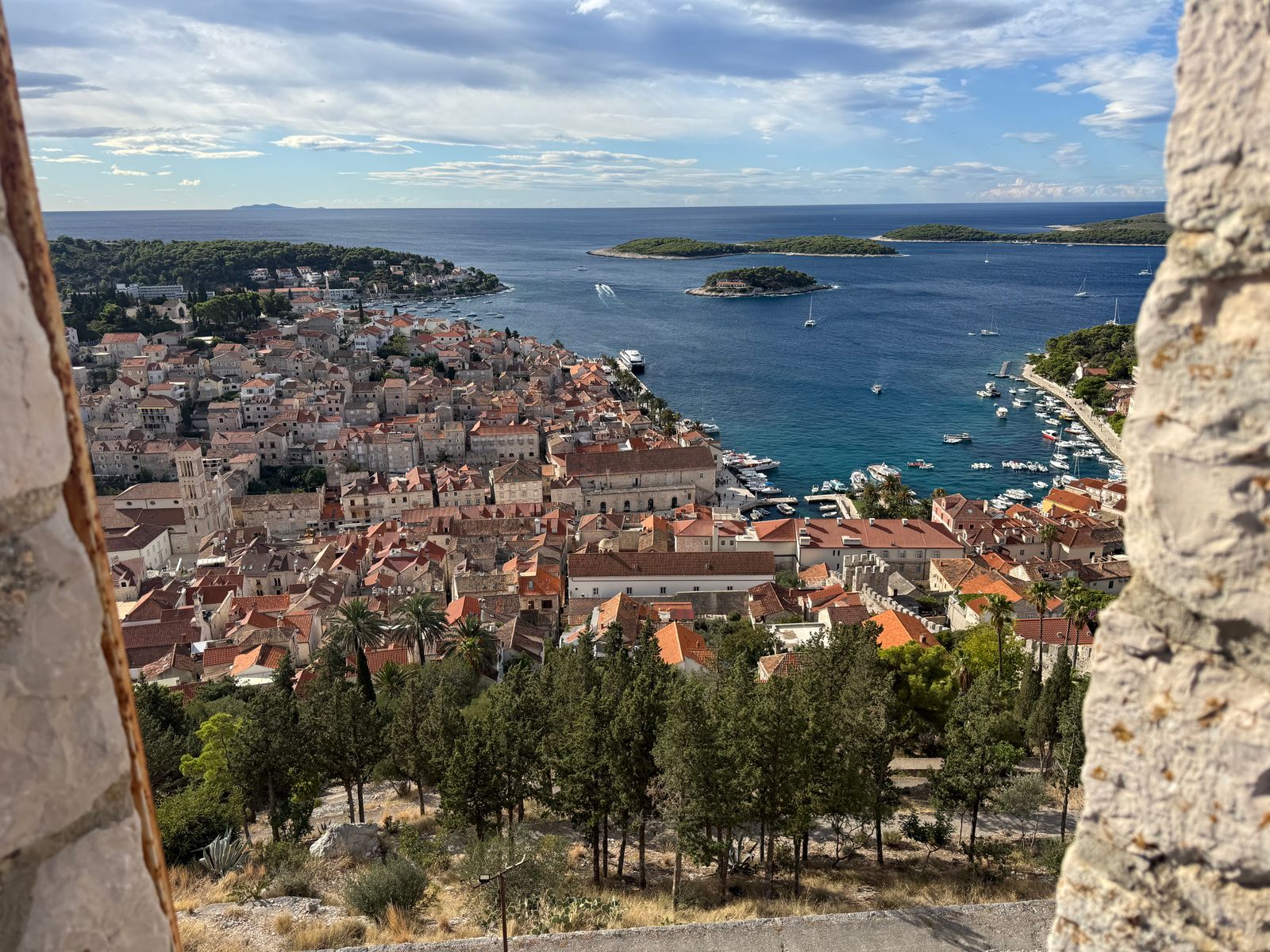 Widok z lotu ptaka na miasto Hvar i Adriatyk z jachtami