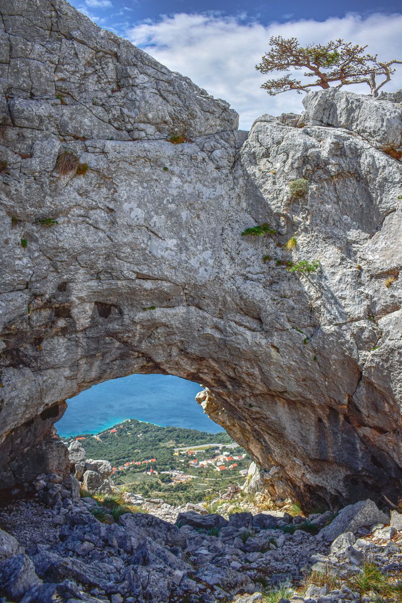 Naturalna skalna brama w Makarskiej z widokiem na Adriatyk