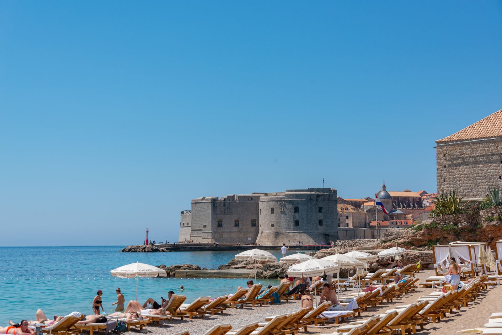 Plaża Banje w Dubrowniku, widok na mury
