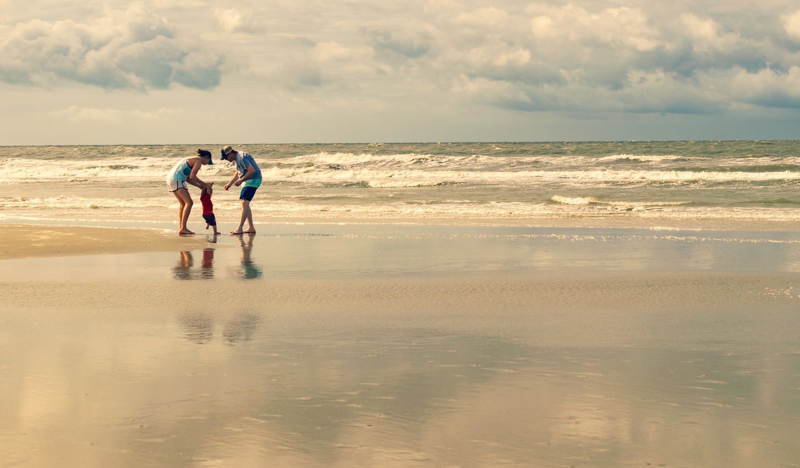 Rodzina z dziećmi na plaży w Chorwacji, płytka woda