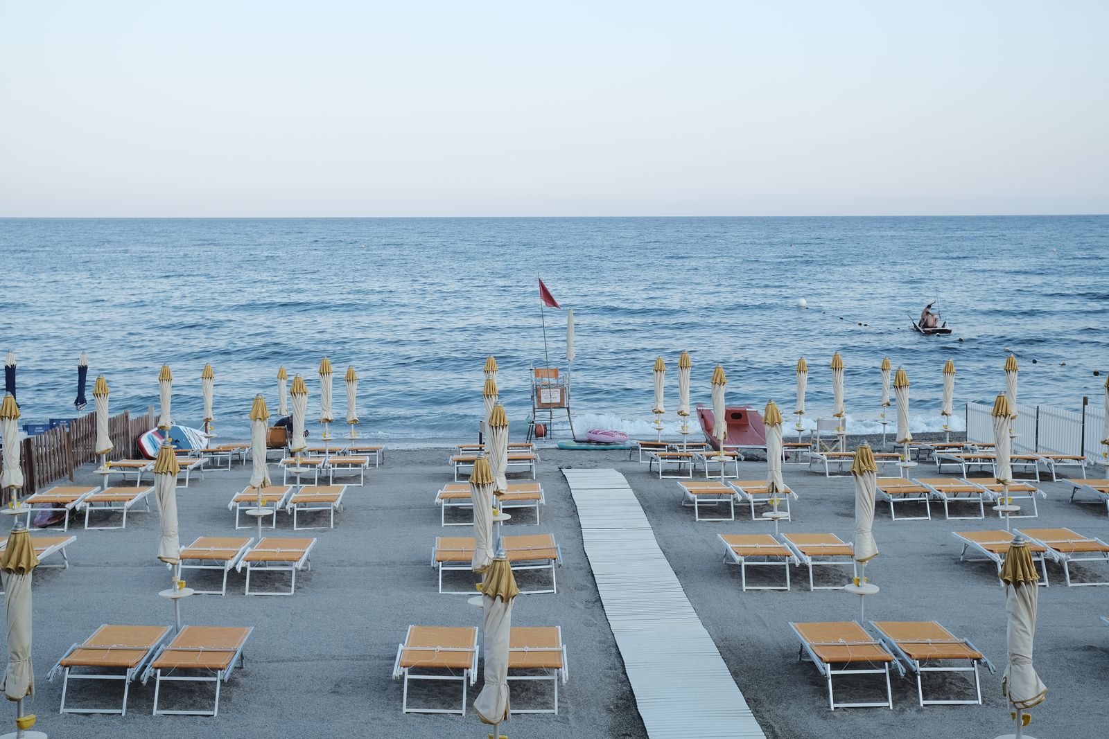 Pusta plaża poza sezonem, leżaki bez ludzi