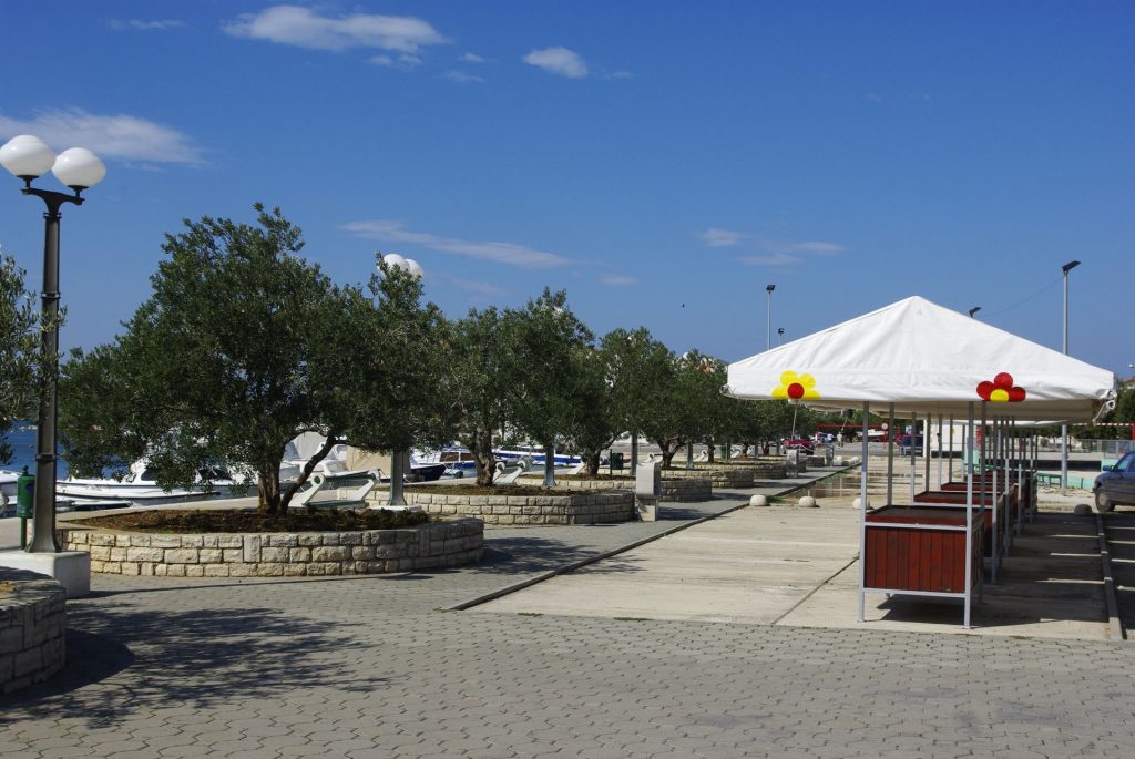 Vodice — kurort pod Šibenikiem z plażami i portem