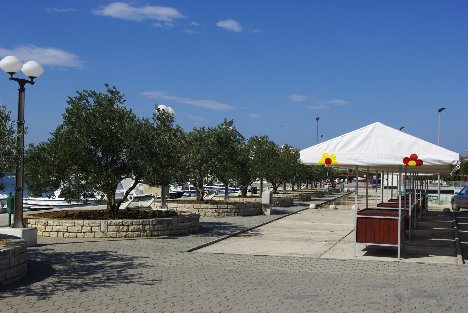 Marina i promenada w nadmorskim kurorcie