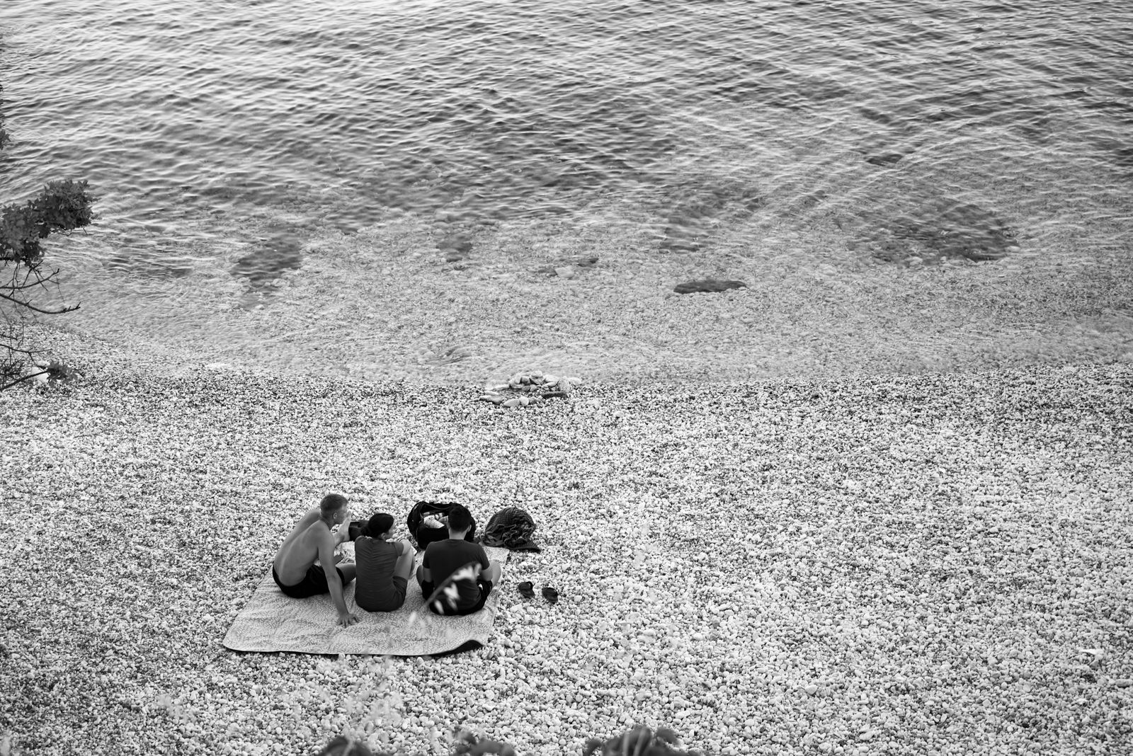 Obuwie do wody na kamienistej plaży