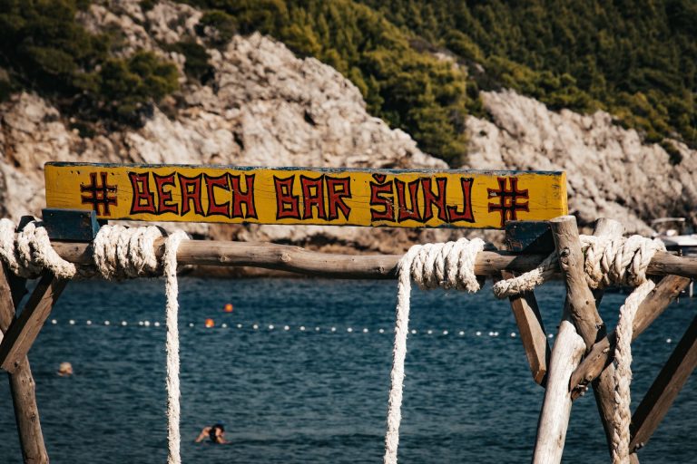 Piaszczysta plaża Šunj na wyspie Lopud koło Dubrownika