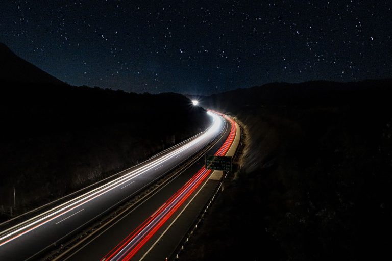 Autostrada w Chorwacji nocą pod rozgwieżdżonym niebem