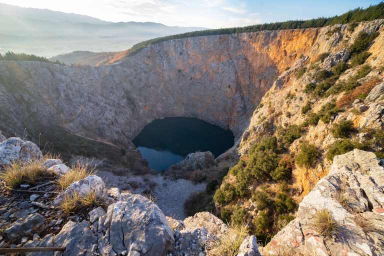 Czerwone Jezioro (Crveno jezero) koło Imotskiego – krasowe zapadlisko z lotu ptaka