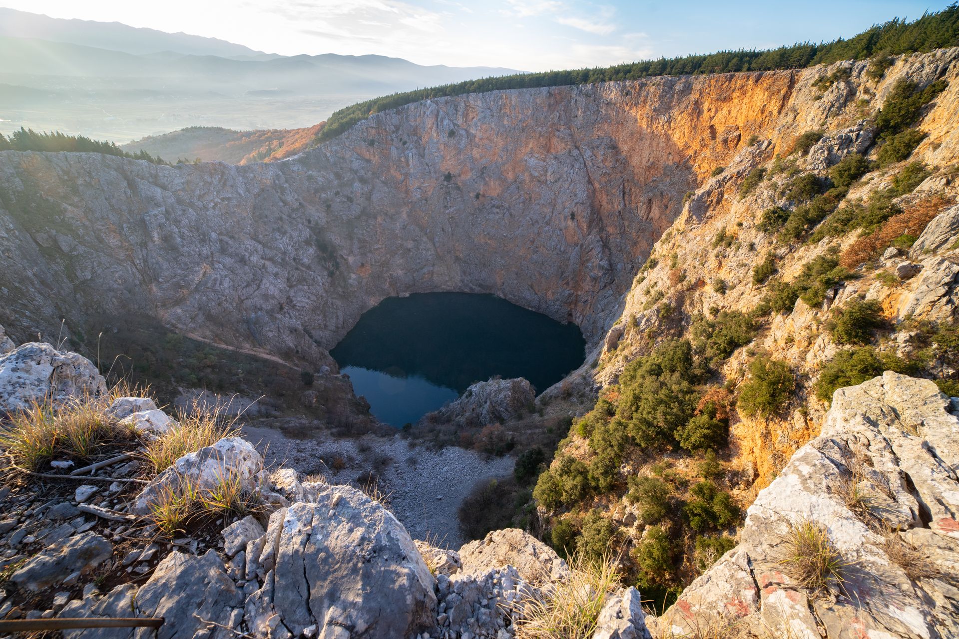 Czerwone Jezioro (Crveno jezero) koło Imotskiego – krasowe zapadlisko z lotu ptaka